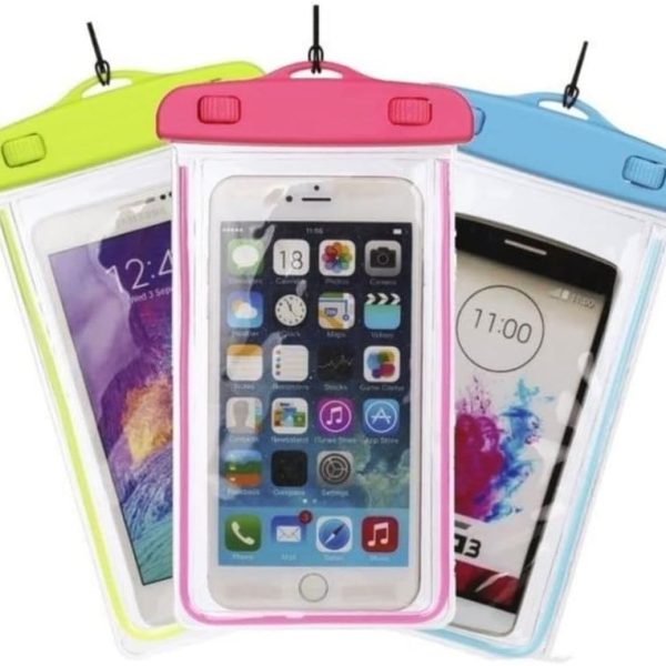 As capas à prova d'água para celular são acessórios que protegem o aparelho da água, podendo ser usadas na piscina, no mar ou em atividades físicas.